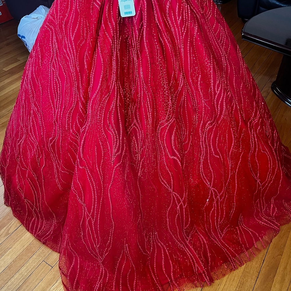 Red dress - Picture 7 of 8
